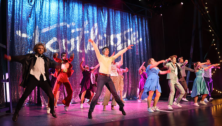 Seit 05.03.2024 im Deutschen Theater: "Footloose - the musical" - Die Kult-Show in einer Inszenierung von Manuell Schmitt (©Foto:Martin Schmitz